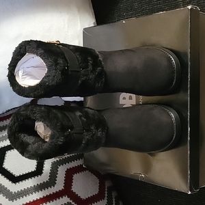 Never worn with box Guess Short Fur Trimmed Boots